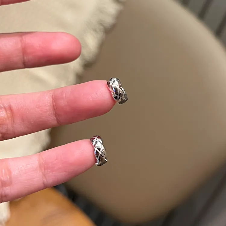 铜合金耳饰 极简菱格纹耳扣女冷淡风小巧简约设计感精致百搭素圈