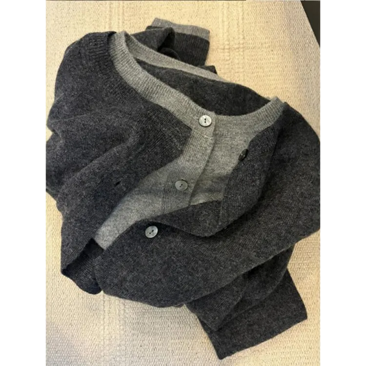 吼吼好看呐！秋冬新款深灰色假两件圆领针织衫女新款宽松外搭毛衣