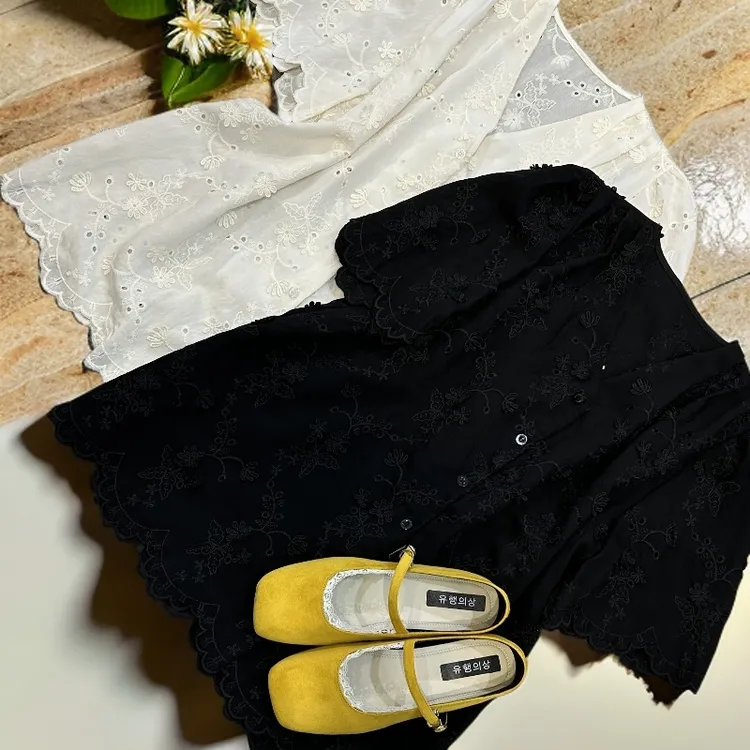 V领单排扣刺绣钩花蕾丝泡泡袖衬衫女夏季新款减龄洋气上衣