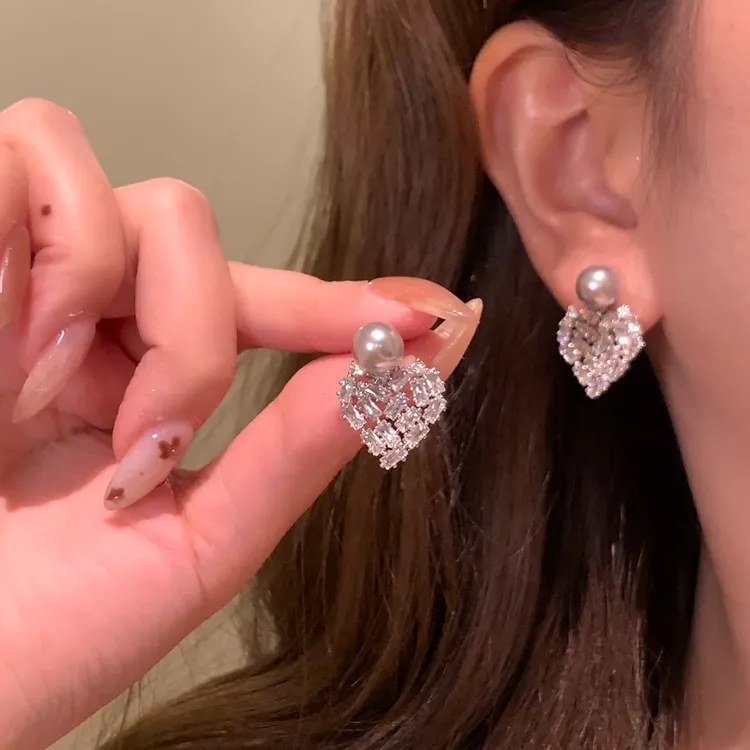 铜合金锆石耳饰 秋冬轻奢爆闪爱心珍珠耳环女精致高级感耳针耳饰