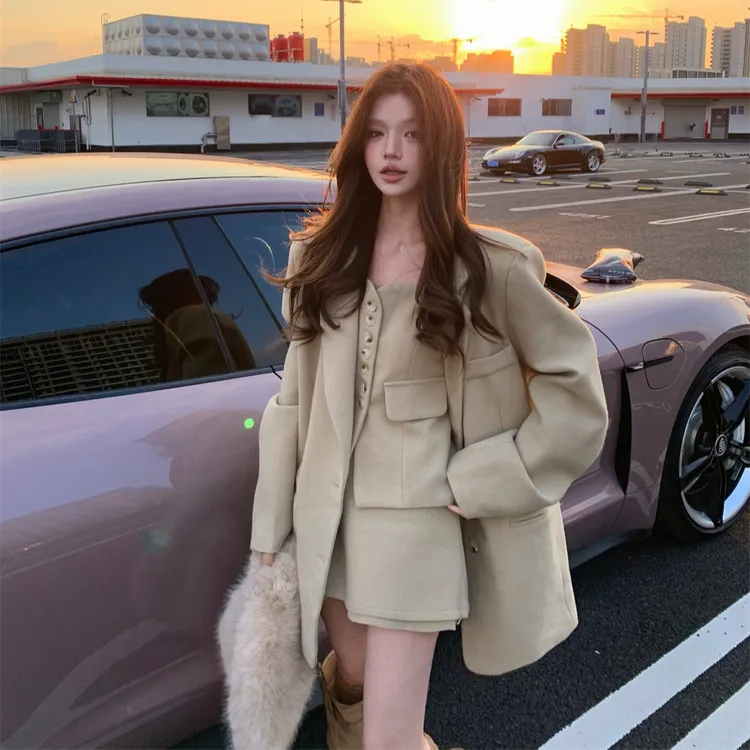 韩系气质套装时尚气质西服外套马甲上衣半身裙三件套2026女装冬季