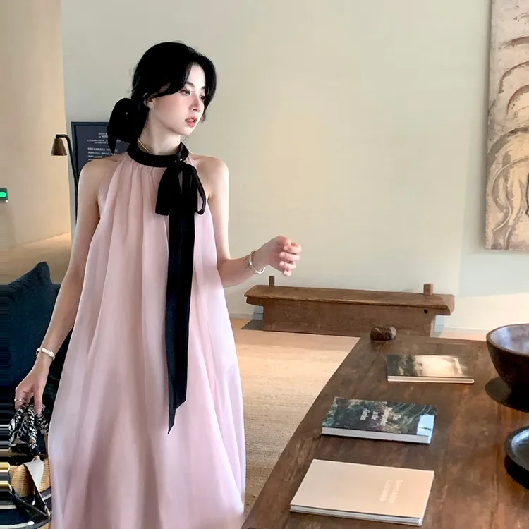 法式粉色无袖挂脖连衣裙女春夏海边度假显瘦宽松长裙