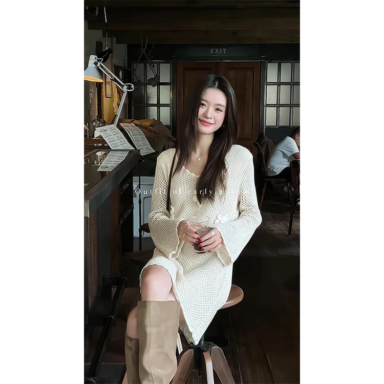 2025夏季新款法式复古深U领镂空针织连衣裙懒风宽松显瘦裙子女潮