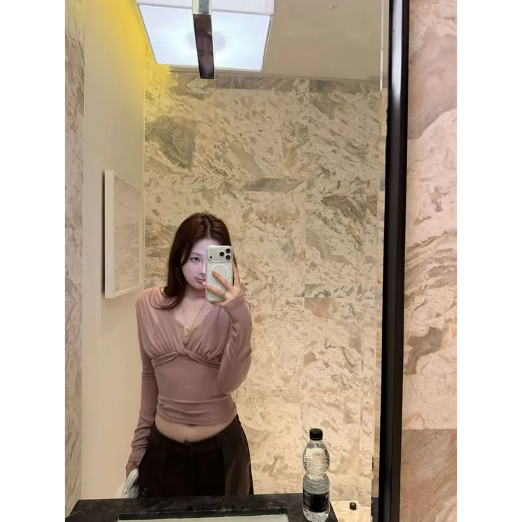 扭结设计感蕾丝纯欲风修身显瘦T恤奶茶秋季新款气质V领长袖针织衫