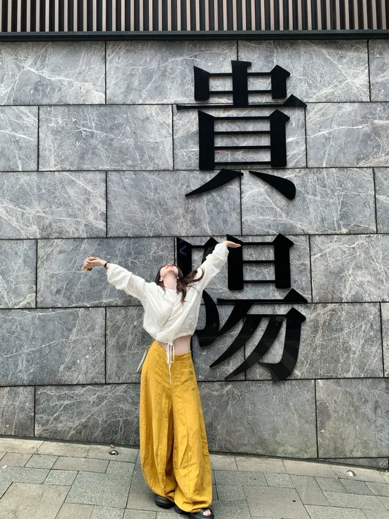 2025夏季新款韩系松弛感穿搭抽绳圆领上衣搭配黄色阔腿裤两件套女