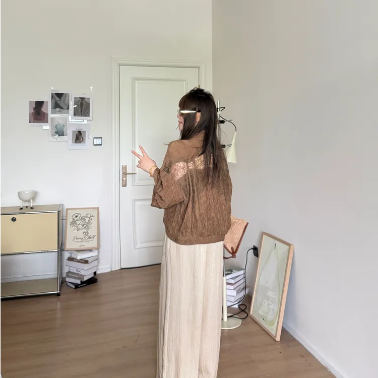 晶咕软软【盐茶半岛】韩版慵懒风设计感胸前捏褶拼接蕾丝短
