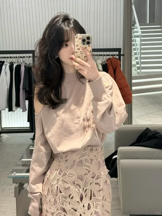 2025秋冬新款韩系设计感粉色露肩蝙蝠袖上衣镂空半身裙气质两件套