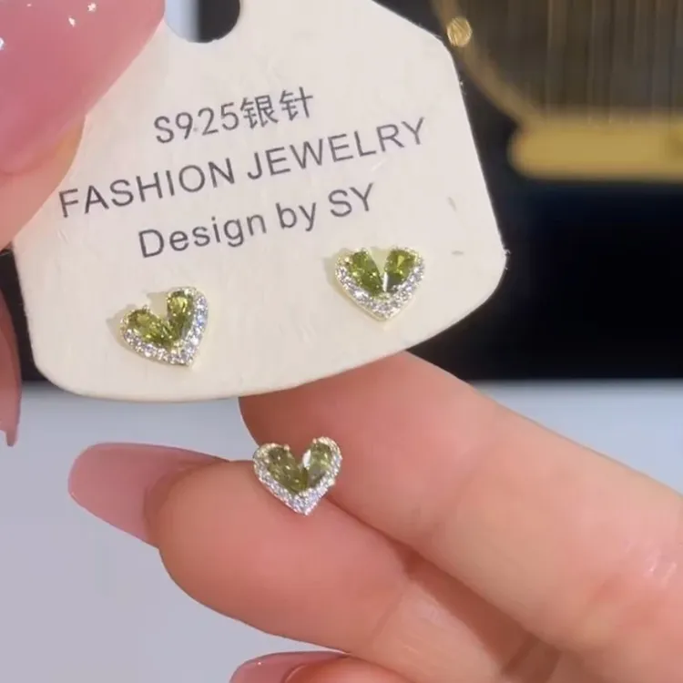 铜合金耳饰  绿色小爱心耳钉女新款质感时尚百搭轻奢法式精致耳环