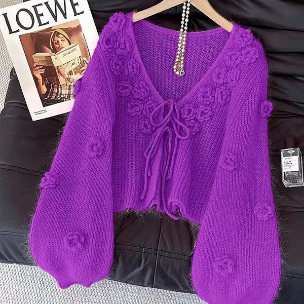 2025年秋温柔慵懒风V领花朵装饰针织开衫女紫色系带显瘦百搭上衣