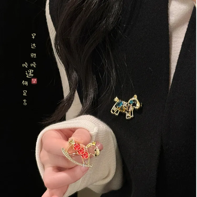 铜合金胸针 彩色锆石小马胸针女配大衣固定扣轻奢毛衣别针配饰潮