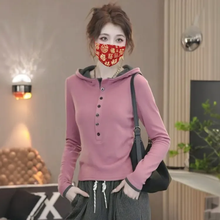 2025秋冬新款德绒连帽打底衫女撞色纽扣时尚长袖减龄百搭显瘦上衣