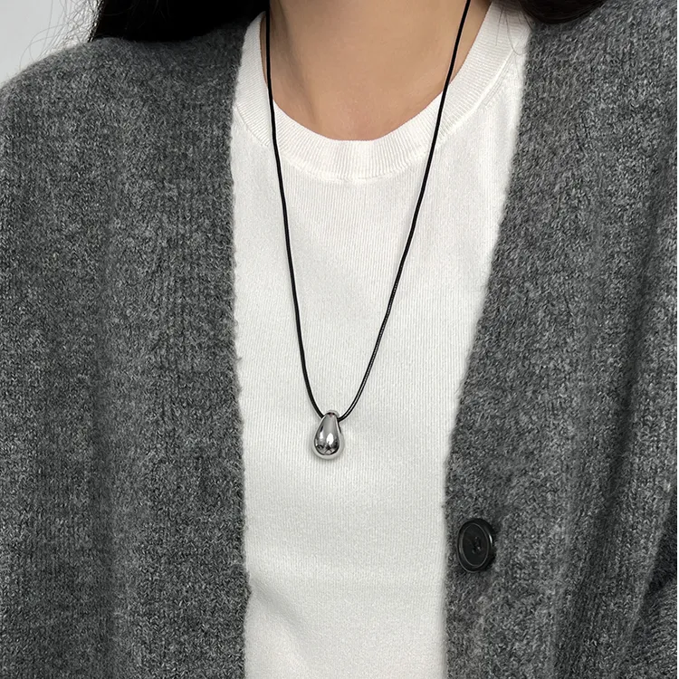 铜皮质项链 冷淡风金属光面水滴项链女秋季长款毛衣链高档配饰潮 