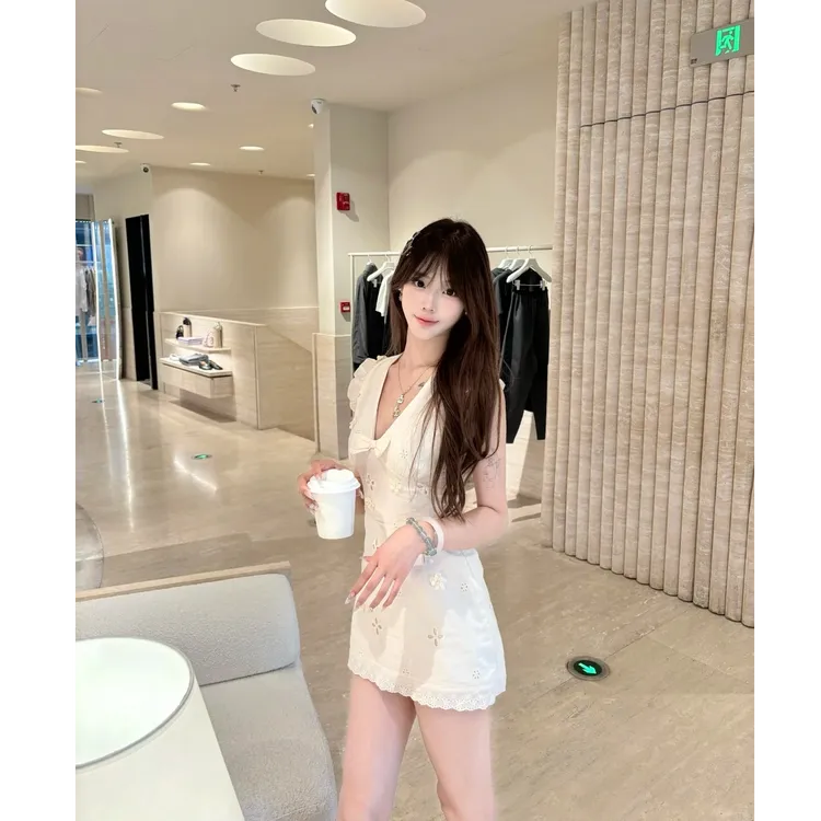 2025夏季新款纯欲辣妹裙子小众V领收腰无袖连衣裙女显瘦时尚短裙