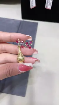 18K金镶嵌天然红宝石吊坠花瓶款