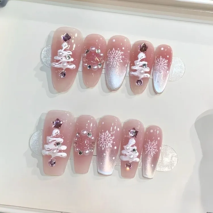 【梦幻圣诞】秋冬雪花裸色美甲款式推荐2025爆款气质显白手工穿戴甲