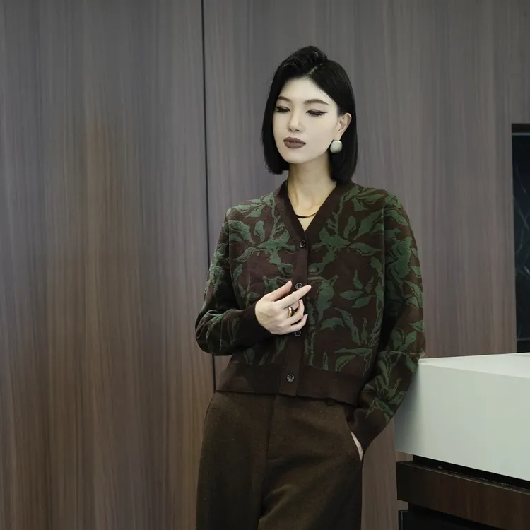POPULARYW【棕竹韵】秋冬设计感印花V领单排扣开衫毛衣