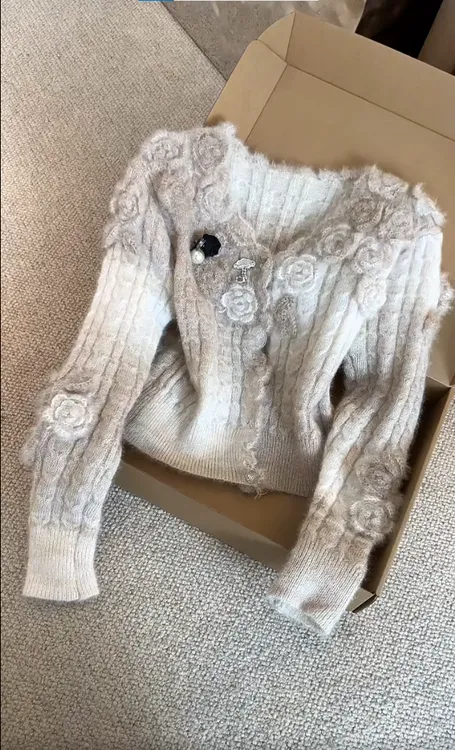 2025秋季新款法式温柔甜美风设计感立体花朵V领渐变针织开衫上衣