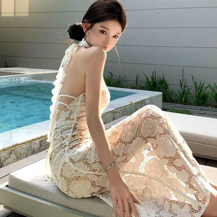 法式纯欲白色蕾丝挂脖新款连衣裙女高级感性感露背时尚小众长裙