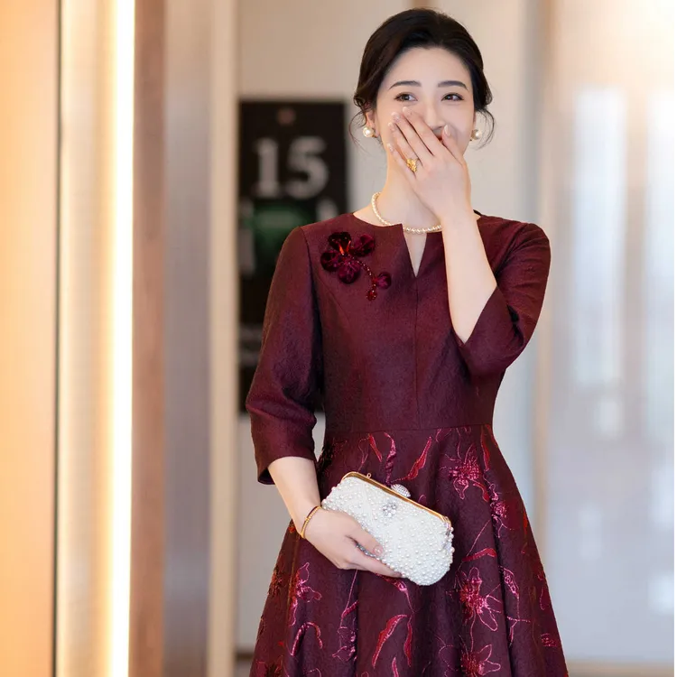 妈妈婚宴礼服酒红提花长款中袖收腰喜婆婆高贵婚礼连衣裙复古宴会