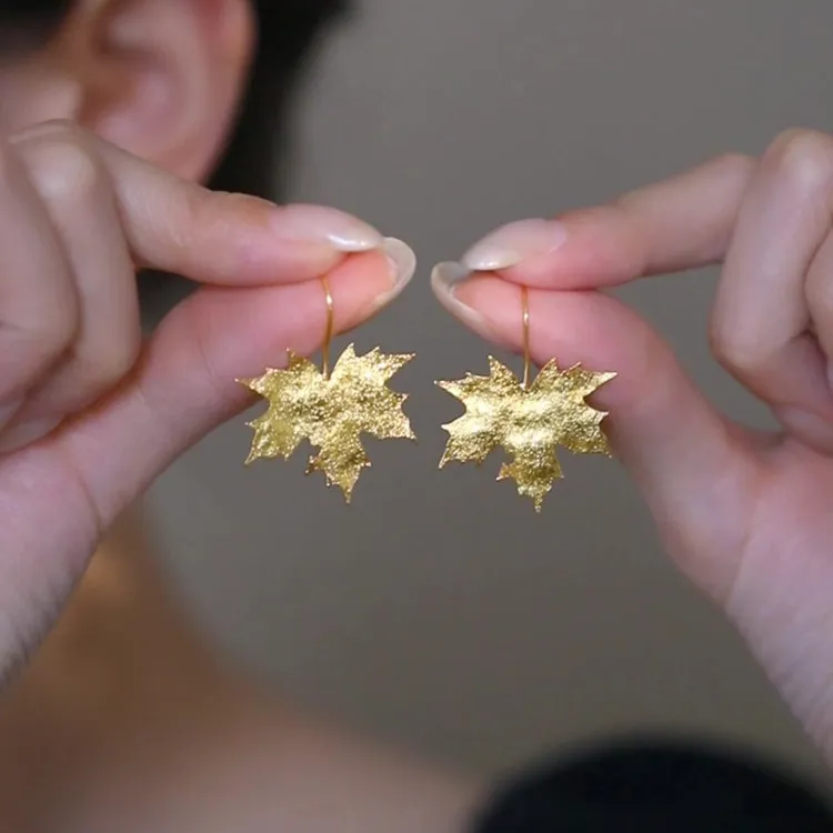 卡柒 铜合金耳饰 金色枫叶耳环女轻奢气质小众设计高级感秋冬耳饰