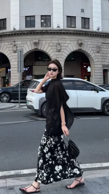 时尚气质套装女2025夏季黑色网纱拼接短袖T恤碎花半身裙两件套