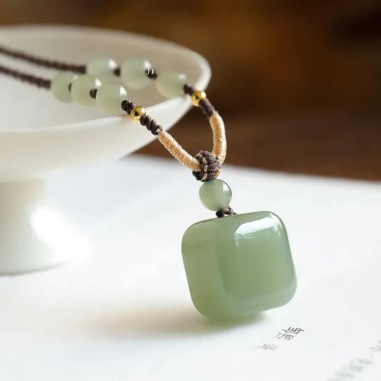 精致小方糖和田玉吊坠串珠编绳项链小众设计女士首饰气质玉坠优雅