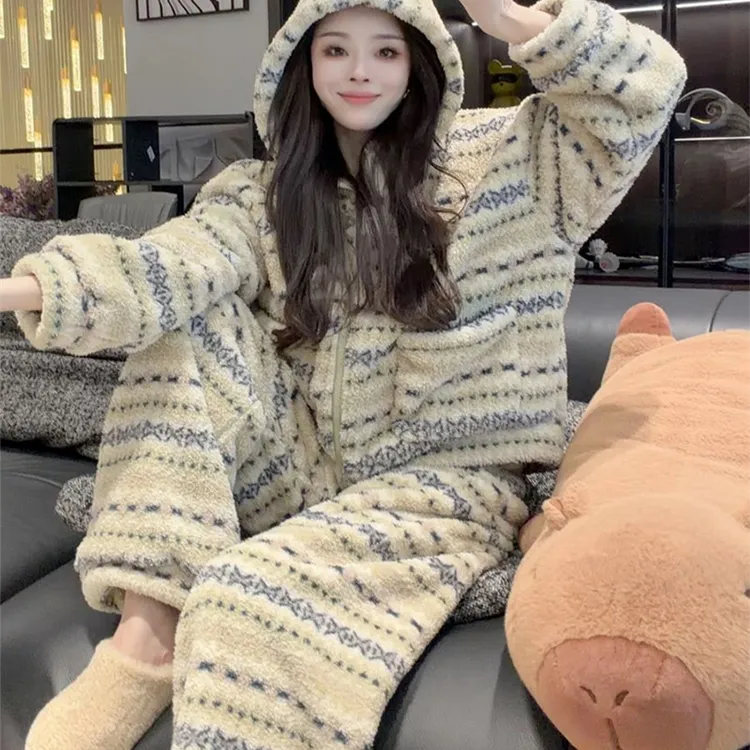 2025冬季新款连帽加绒保暖珊瑚绒睡衣女时尚百搭高级感家居服套装