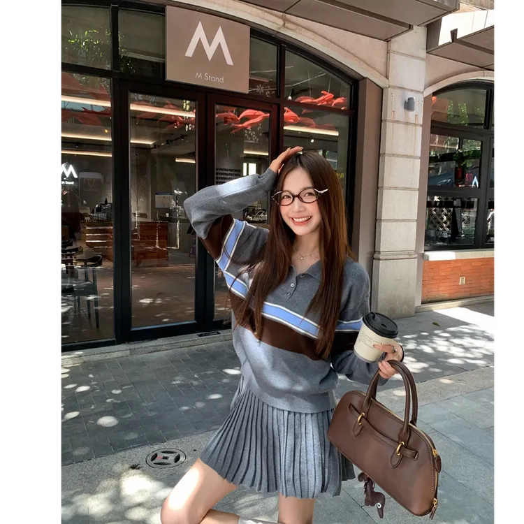 5896 秋装氛围感穿搭灰色条纹polo领针织衫女长袖上衣裙子套装