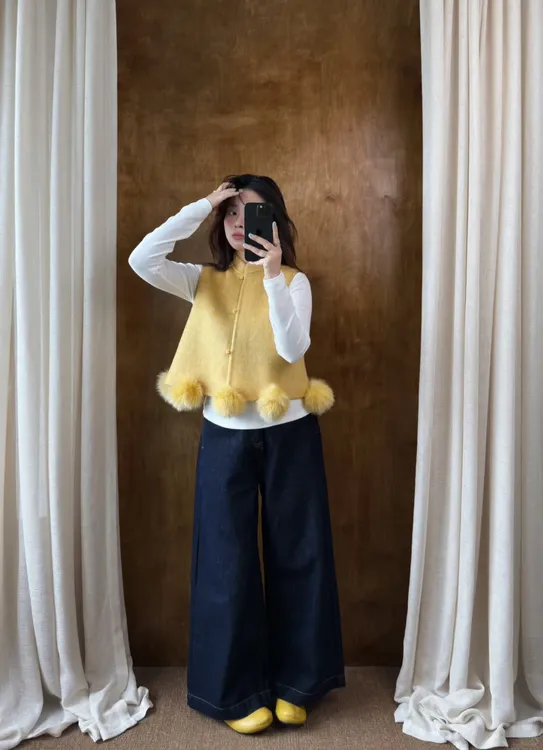 2025秋冬新款温柔风白色打底衫毛球拼接无袖马甲牛仔裤气质三件套