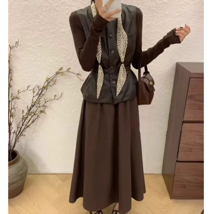 2025秋季新款大码胖MM时尚气质丝巾减龄长袖连衣裙皮马甲两件套女