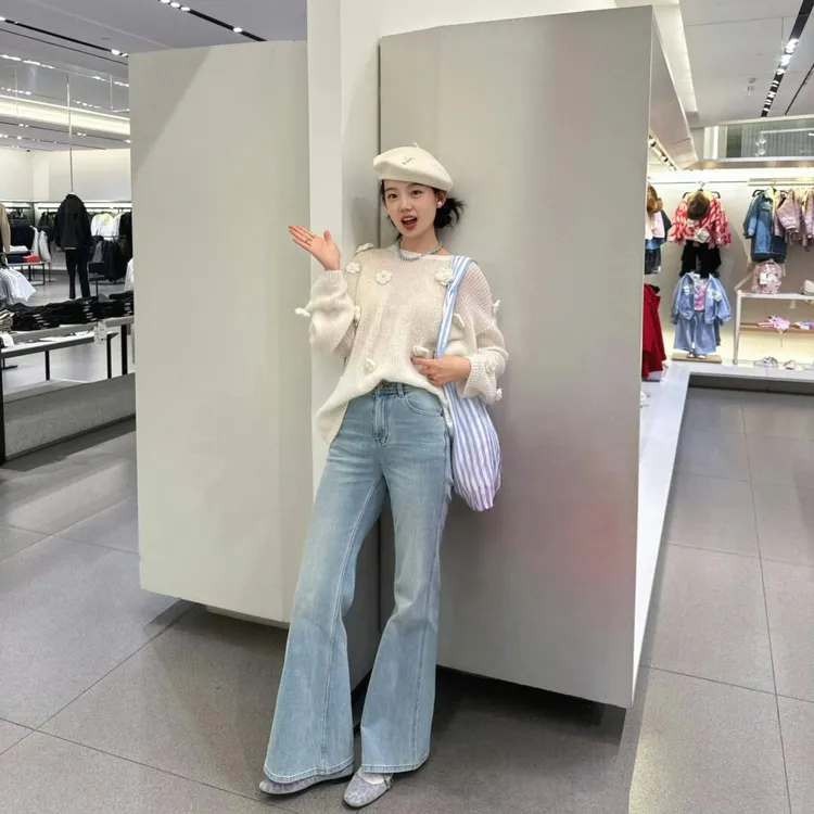 春夏时尚新款韩系小众慵懒风设计感花朵针织上衣显瘦休闲牛仔裤女