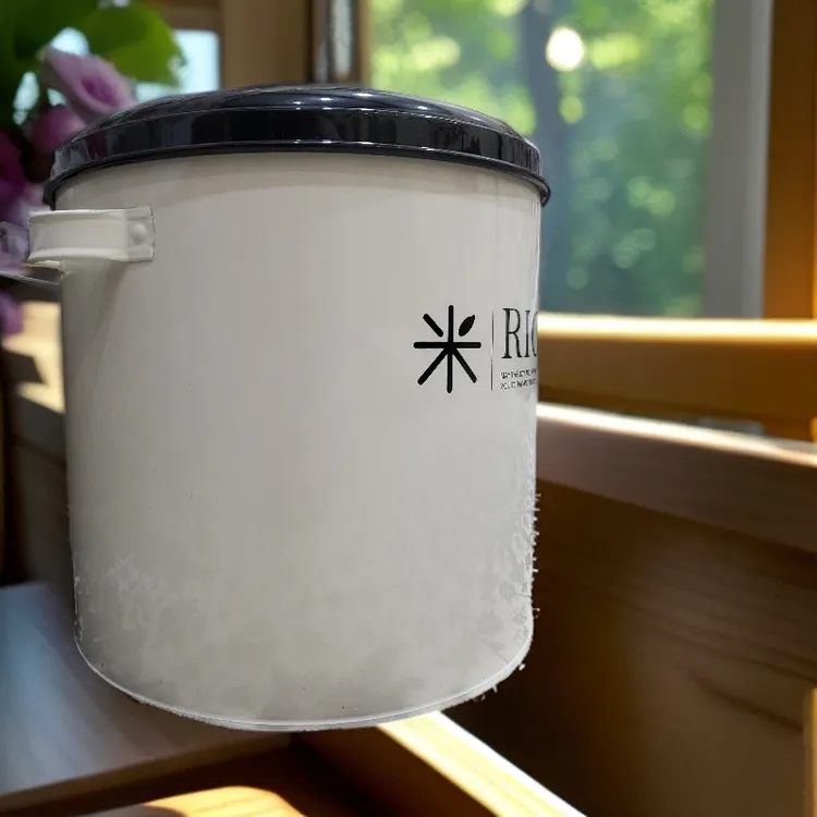 厨房用品装米的桶