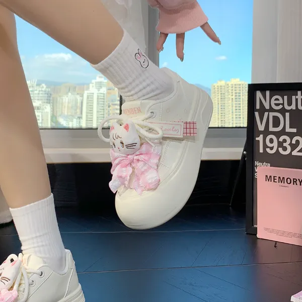 人本小白鞋女2025新款好看的面包鞋女百搭配裙子可爱学生休闲板鞋