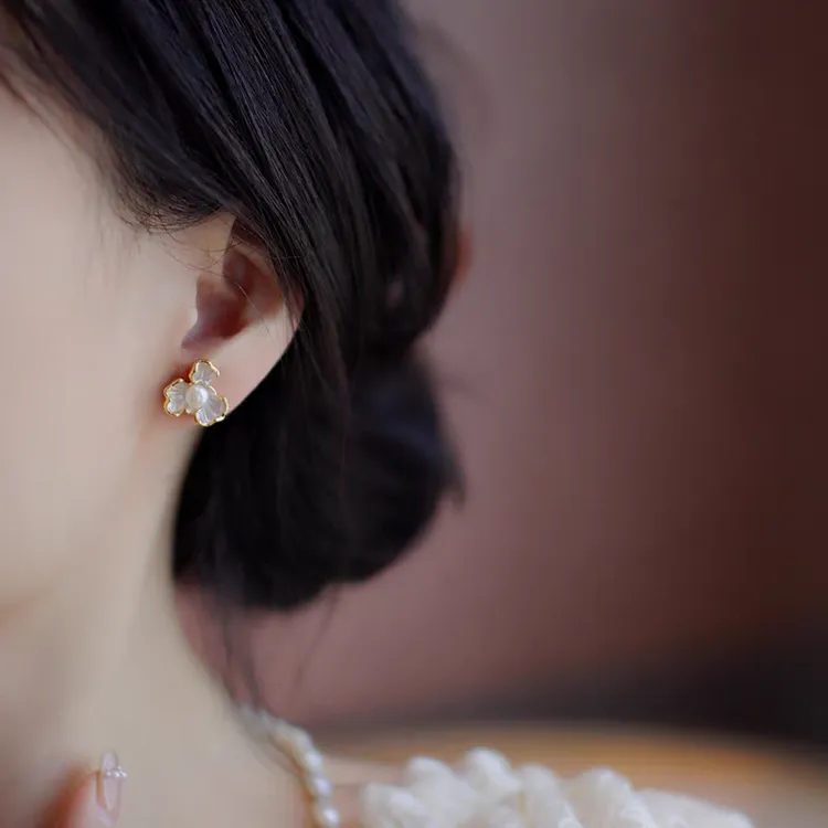 法式复古鸢尾花淡水珍珠耳钉女高级感气质花朵耳环2025年新款爆款