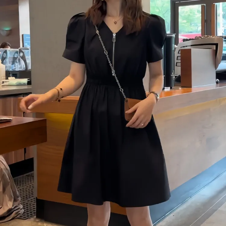 夏季时尚气质拉链宽松显瘦黑裙连衣裙泡泡袖显瘦法式V领休闲风裙
