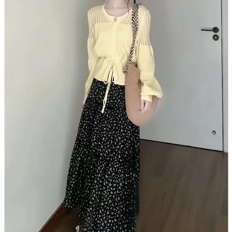 2025超火早秋季小清新穿搭减龄镂空毛衣开衫高腰碎花半身裙两件套