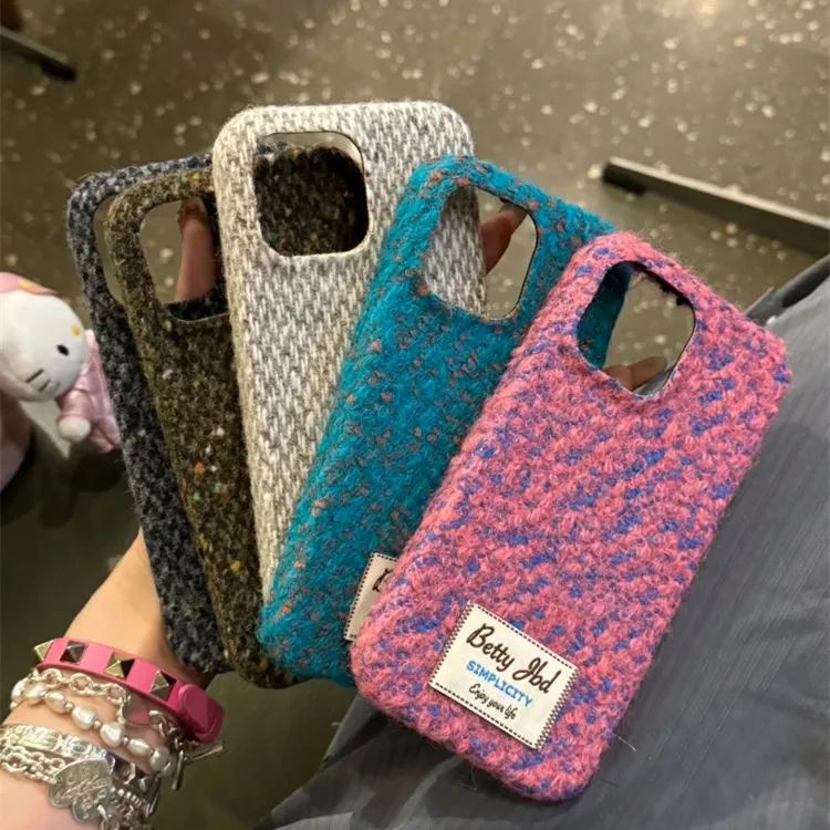 秋冬小香风绒布混色编织标签适用苹果17pro手机壳iPhone16pro新15
