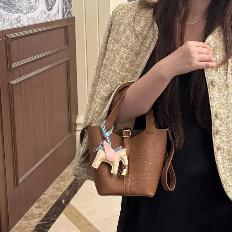 【鎏金幻梦】2025新款荔枝纹软皮手提单肩斜挎包水桶包女包小皮包潮