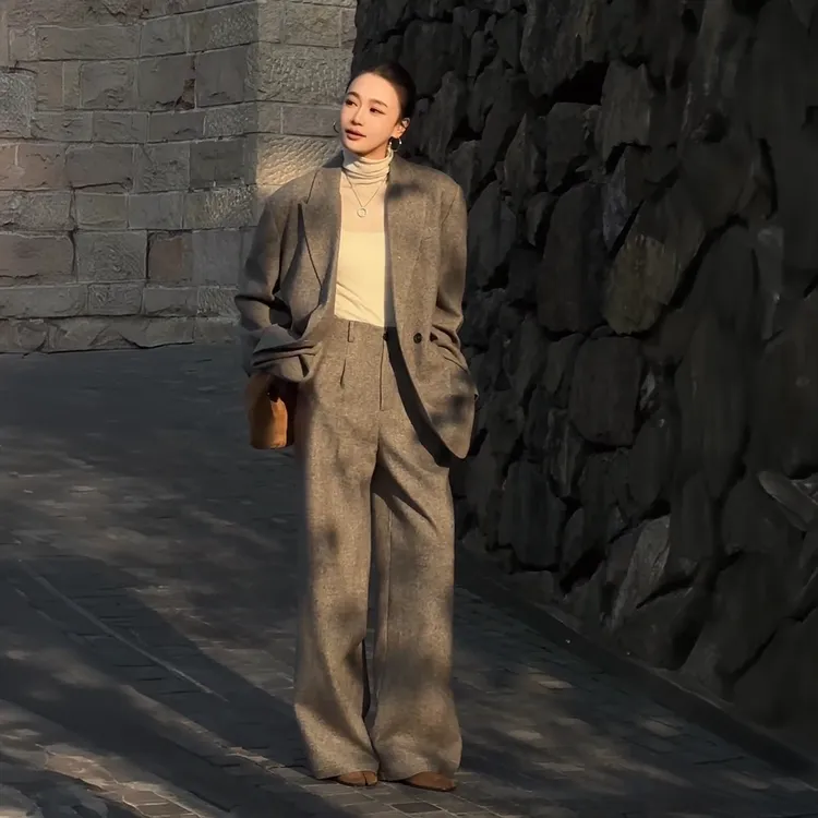淡人高知老钱风穿搭气质休闲职业通勤灰色毛呢西装阔腿裤套装女冬