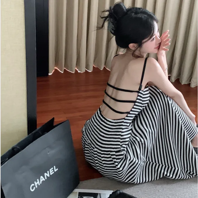 吊带紧身连衣裙夏季今年新款裙子性感露背修身洋气度假条纹包臀裙
