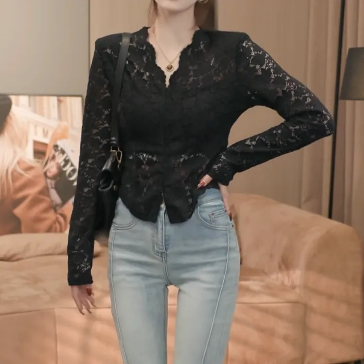 春季新款修身蕾丝衫镂空法式长袖蕾丝修身打底衫LK2501781