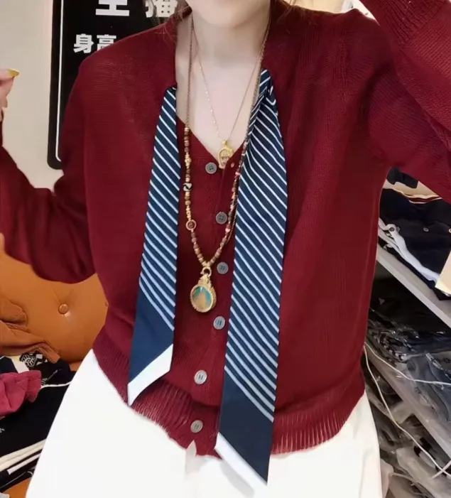 （W703）2025秋季新款休闲百搭显瘦时尚简约条纹丝巾长袖针织衫女