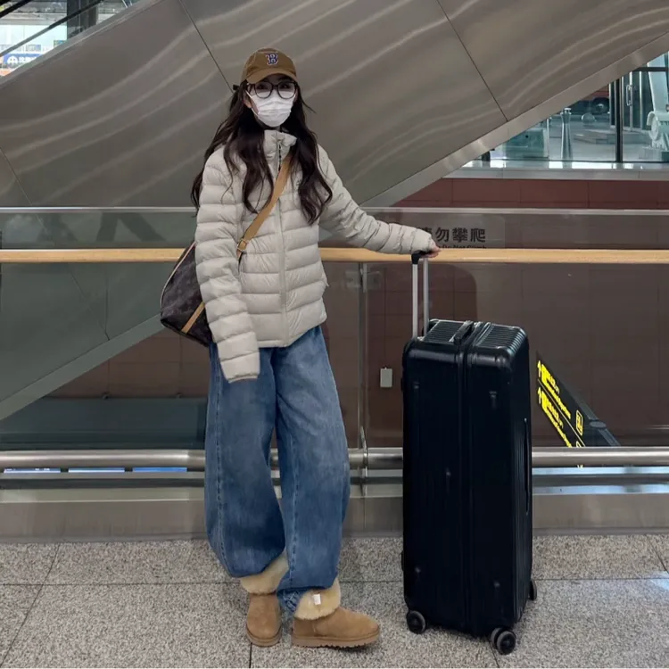 灰色排骨鸭绒羽绒服女短款轻薄连帽2025年冬季新款休闲情侣外套潮