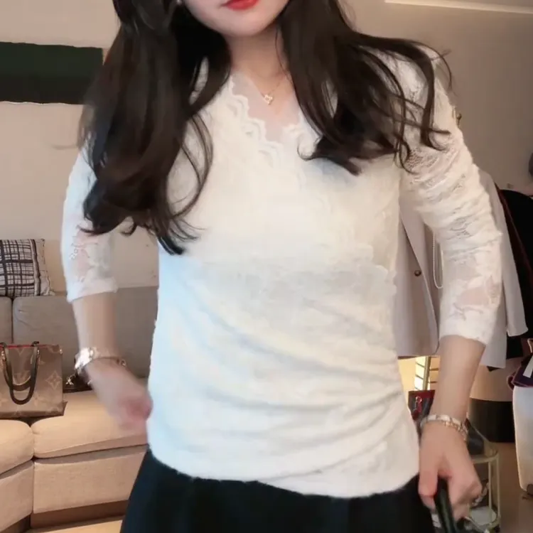 冬季新款气质时尚百搭韩系交叉V领显瘦蕾丝打底上衣LK2509052