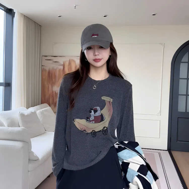 【余欢欢】秋季百搭休闲时尚小狗开香蕉车印花长袖T恤-YHW50875