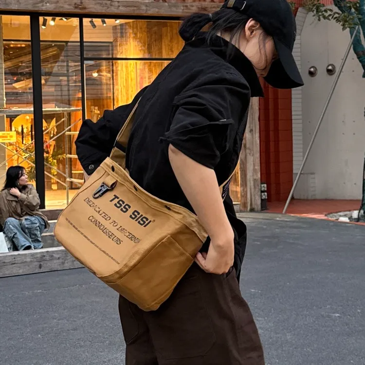 TSSSISI 姜黄色硬质复古工装中性风拉链单肩印花邮差斜挎包