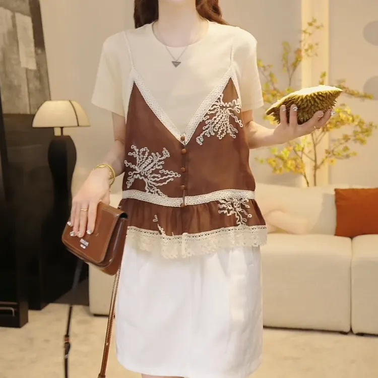 『浅夏甜茶』2025夏季设计师蕾丝拼接两件套百搭T恤上衣女LK2503592