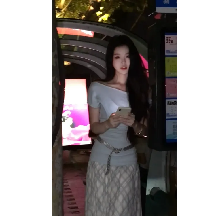 纯欲气质蓝色修身斜肩短袖t恤上衣女夏高腰格子半身裙两件套装