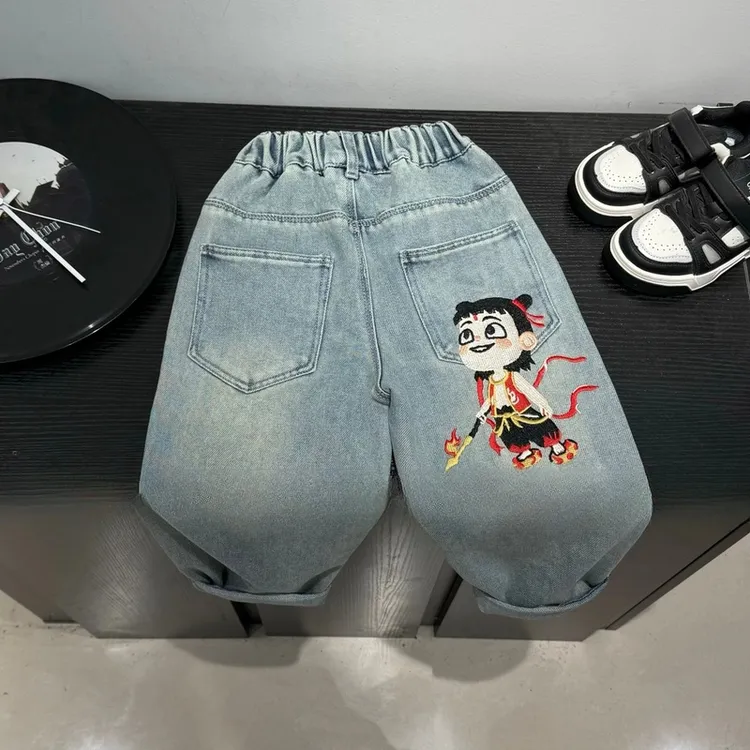 儿童牛仔裤2025春秋新款哪吒闹海刺绣软牛仔裤韩版宽松宝宝潮流裤