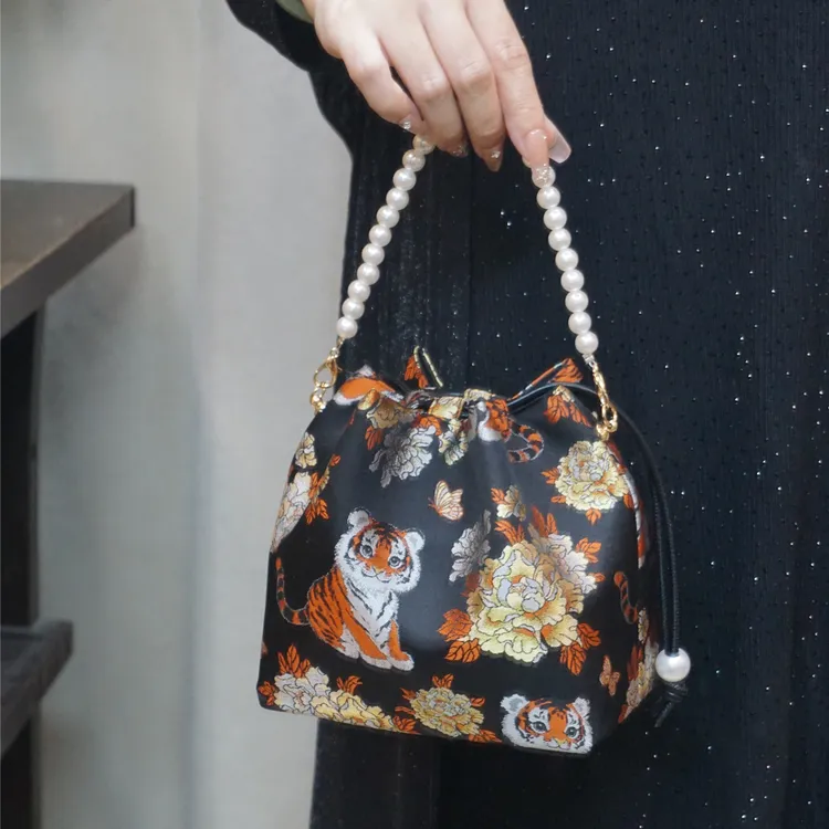 三马宋锦虎戏春园抽绳水桶新中式珍珠链条手提斜挎包